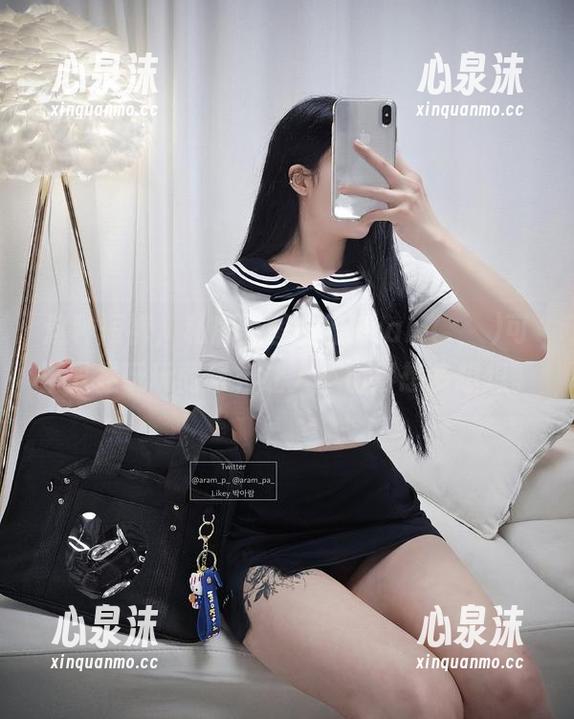 这种短裤，私房美图里的Aram(아람)可不只是玩玩而已，让人不由得想多想想。