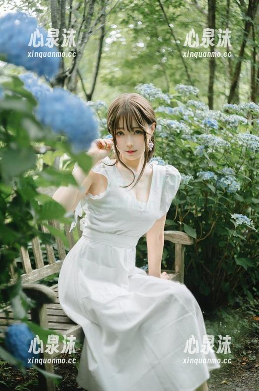 ElyEE子 清新又可爱的ElyEE子图集更新,这次的ShiroganenoelNun,引人遐想。