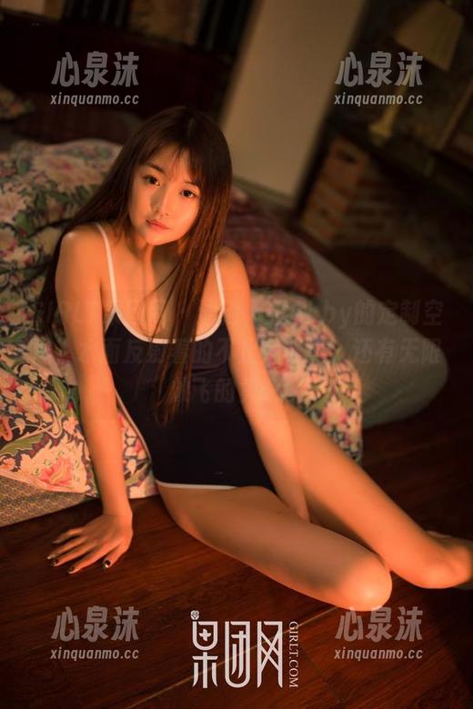 GIRLT果团网-甜Abby GIRLT果团网 - 泳池,甜Abby的定制空间,水面反射着的不止是光亮,还有无限放飞的隽永。