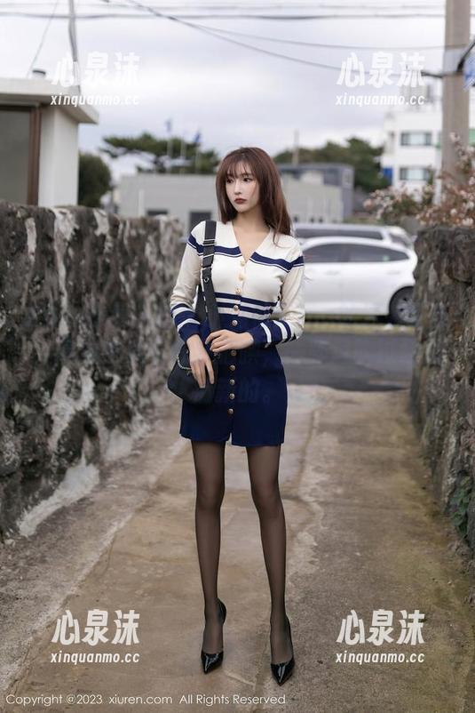 Xiuren秀人网-小海臀Rena Xiuren秀人网 - 小海臀Rena的泳装写真,高清中透着几分腼腆,一阵风吹过还挺清新的。