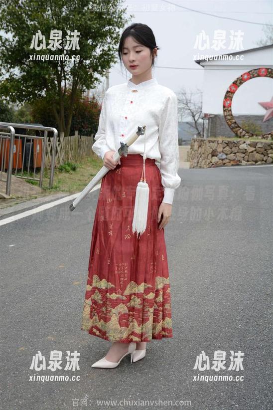 初夏女神-安妮 初夏女神 - 安妮的专业定制瑜伽写真:看她变成一个随时可以做热身的小木棍