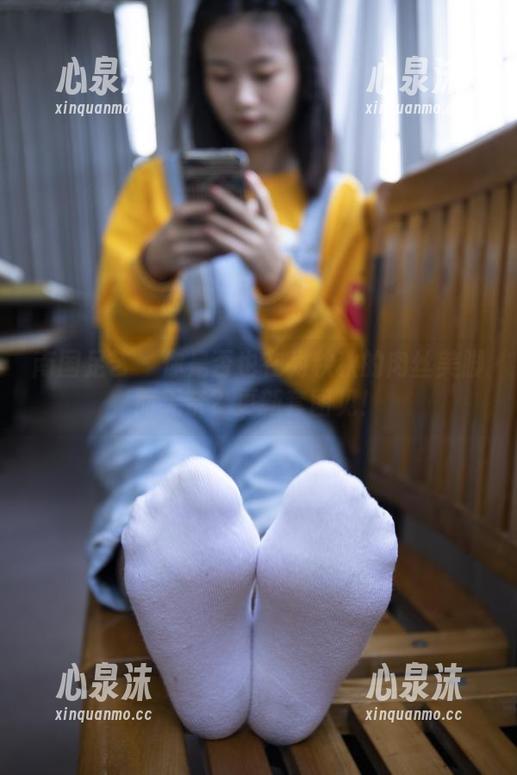 南国足艺 - 你是否也在为秋秋的肉丝美脚而无奈？更新套图见！