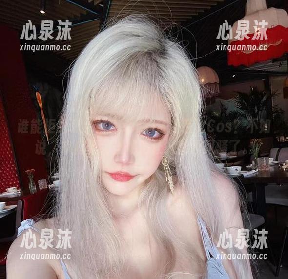 谁能拒绝啾小妍Deer的金发芭比Cos？不如说，家庭聚会当场该让她独领风骚了。