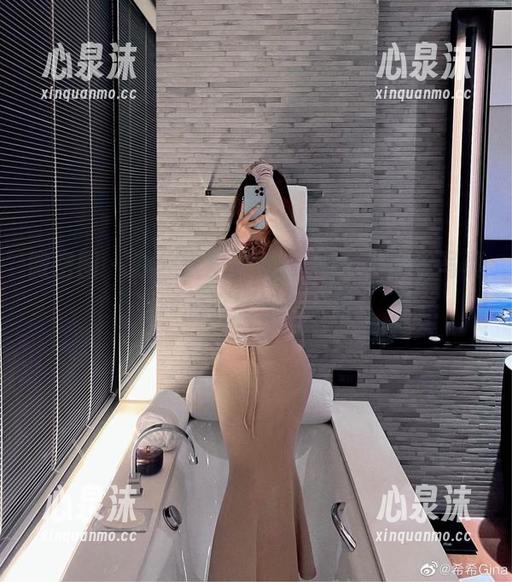 微密圈 - 办公室里的希希Gina，网盘写真泄露的小尴尬，哈哈！