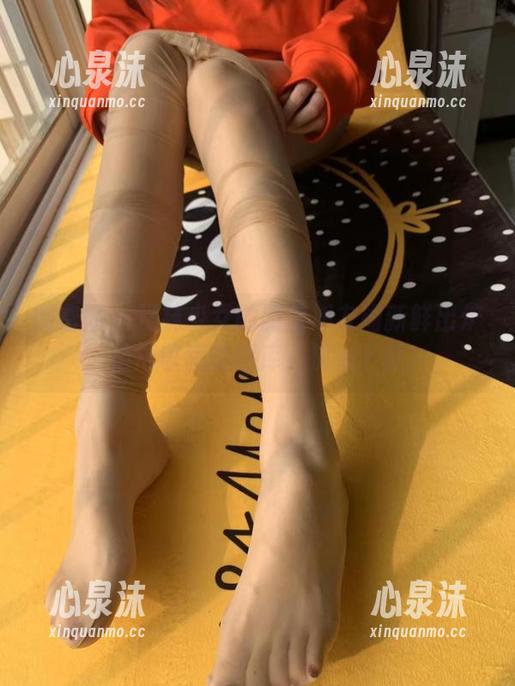 微密圈 - 提袜少女的微信朋友圈新鲜出炉，值得收藏的图库，快来下载！