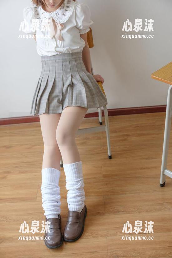 森萝财团 - 小奶糕Milky的眼镜写真太刺激，决定把我的壁纸全换成她！