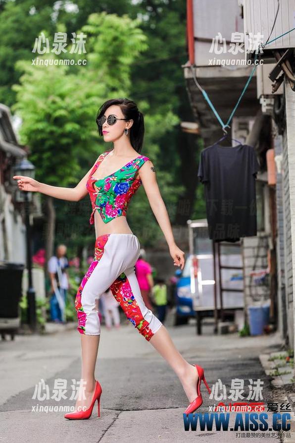爱丝-瑶瑶 爱丝 - 瑶瑶的裸足合集来啦,下载一份,默默躲在小角落欣赏自己的品味。