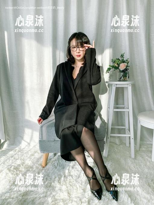 皮皮奶可可爱了啦 我在欣赏皮皮奶可可爱了啦的黑丝太刀照,只想问,这能多下载一点吗?