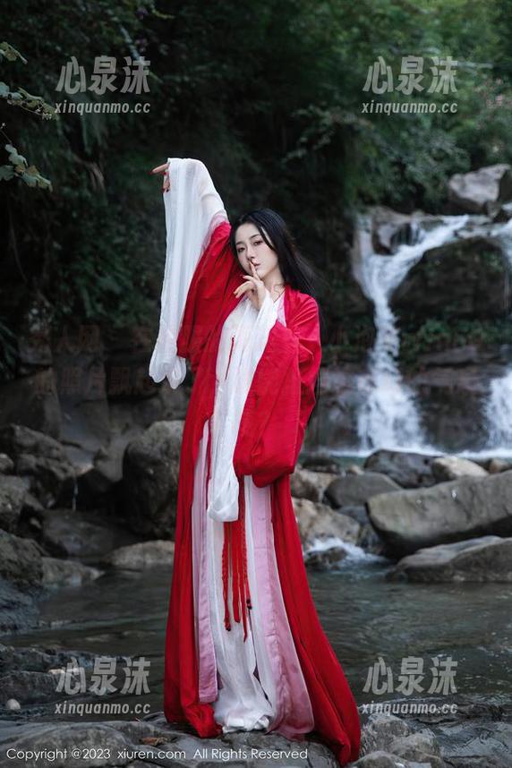 秀人网-小泡芙winna 秀人网 - 在校服的海洋里,小泡芙winna的照片飘起来了,谁能抵挡这奇幻的气息呢?