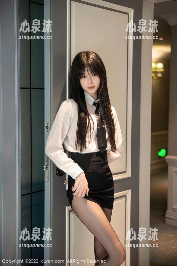 秀人网 - 校服不只是记忆：是小逗逗在私房美图中绽放的青春风采！