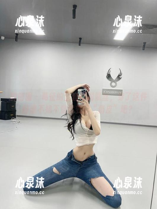葛征 微密圈 - 葛征的全套网洞黑丝,穿了这件好像不知不觉就变得“俏皮”吧?