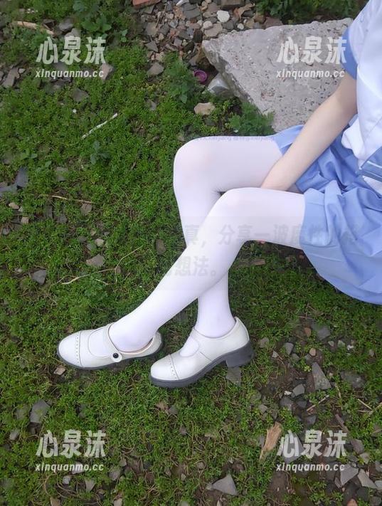 西尔酱的黑丝校服写真，分享一波魔性的搭配想法。