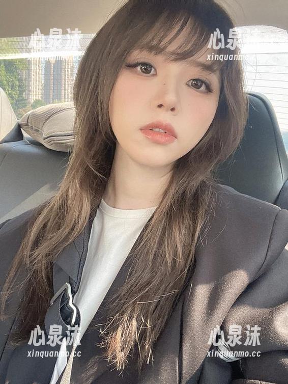 当柏崎星奈出现在闪月半的美图中，那就是我心中的壁纸之光！