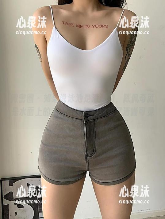 微密圈 - 如果说泳池是清澈的，陈佩奇就是水面上的乐趣，隐隐约约却又清晰可见。